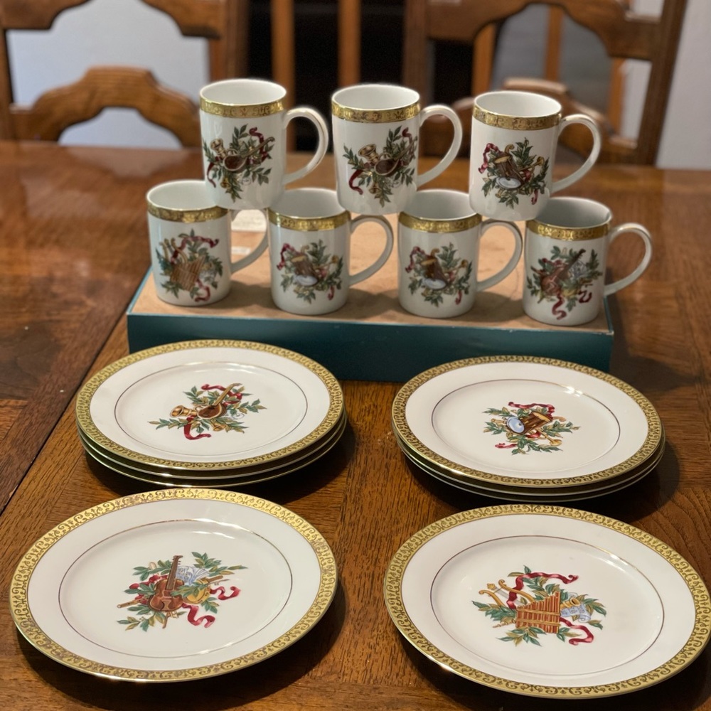 Gold Buffet Christmas dishes-SOLD - Picture 1 of 8